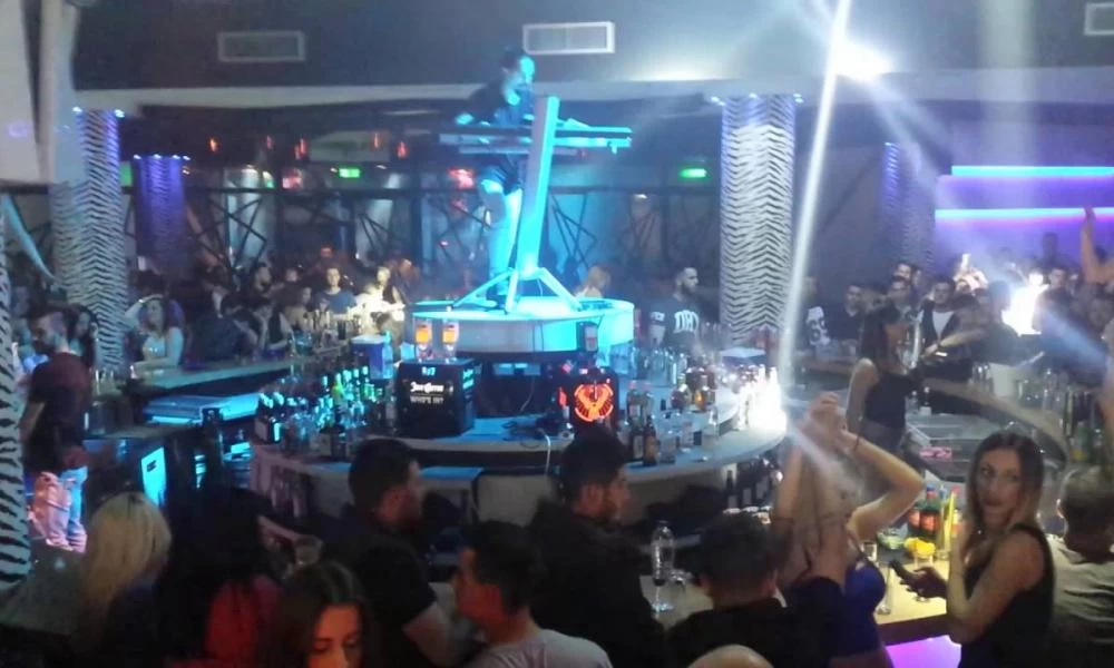Μπουρνάζι: Γνωστό κλαμπ έβαζε κόσμο από την πίσω πόρτα!
